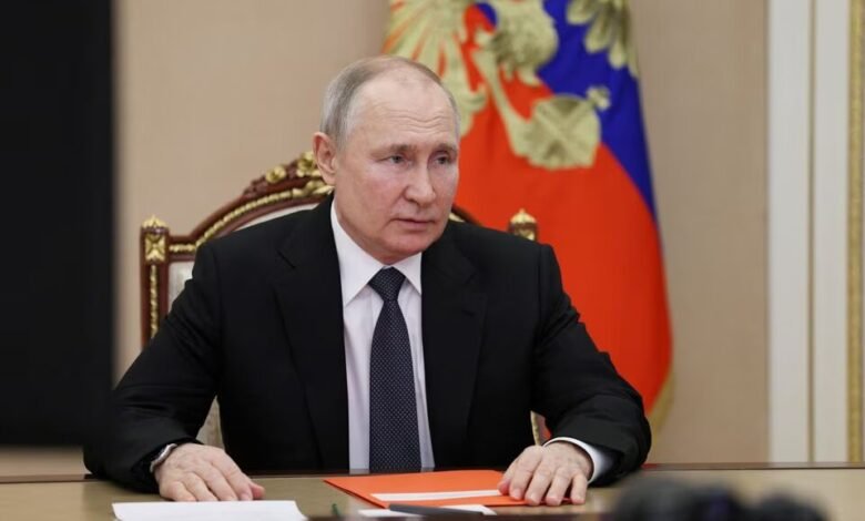 Putin Meets China's Defense Minister, Praises Military Ties