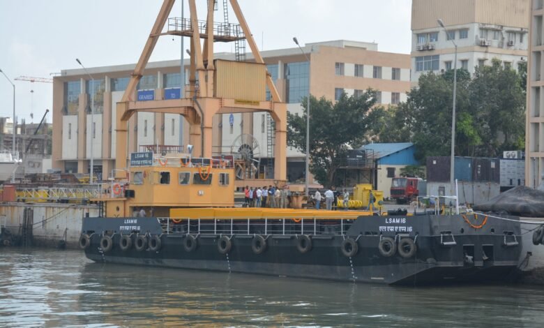 Private Firm Delivers Second Barge Of LSAM 16 Series To The Navy
