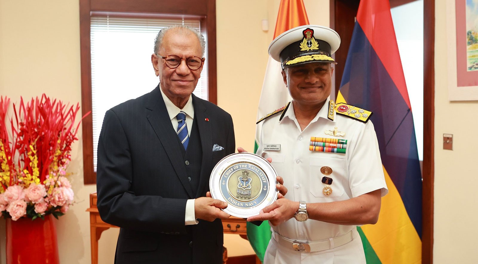 Navy Chief Admiral Swaminathan Holds Talks With Mauritius PM on Maritime Security