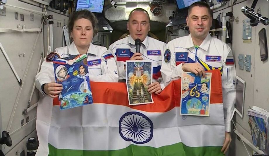 Russian Cosmonauts Hold Indian Tricolour Aboard ISS, Send Independence Day Greetings